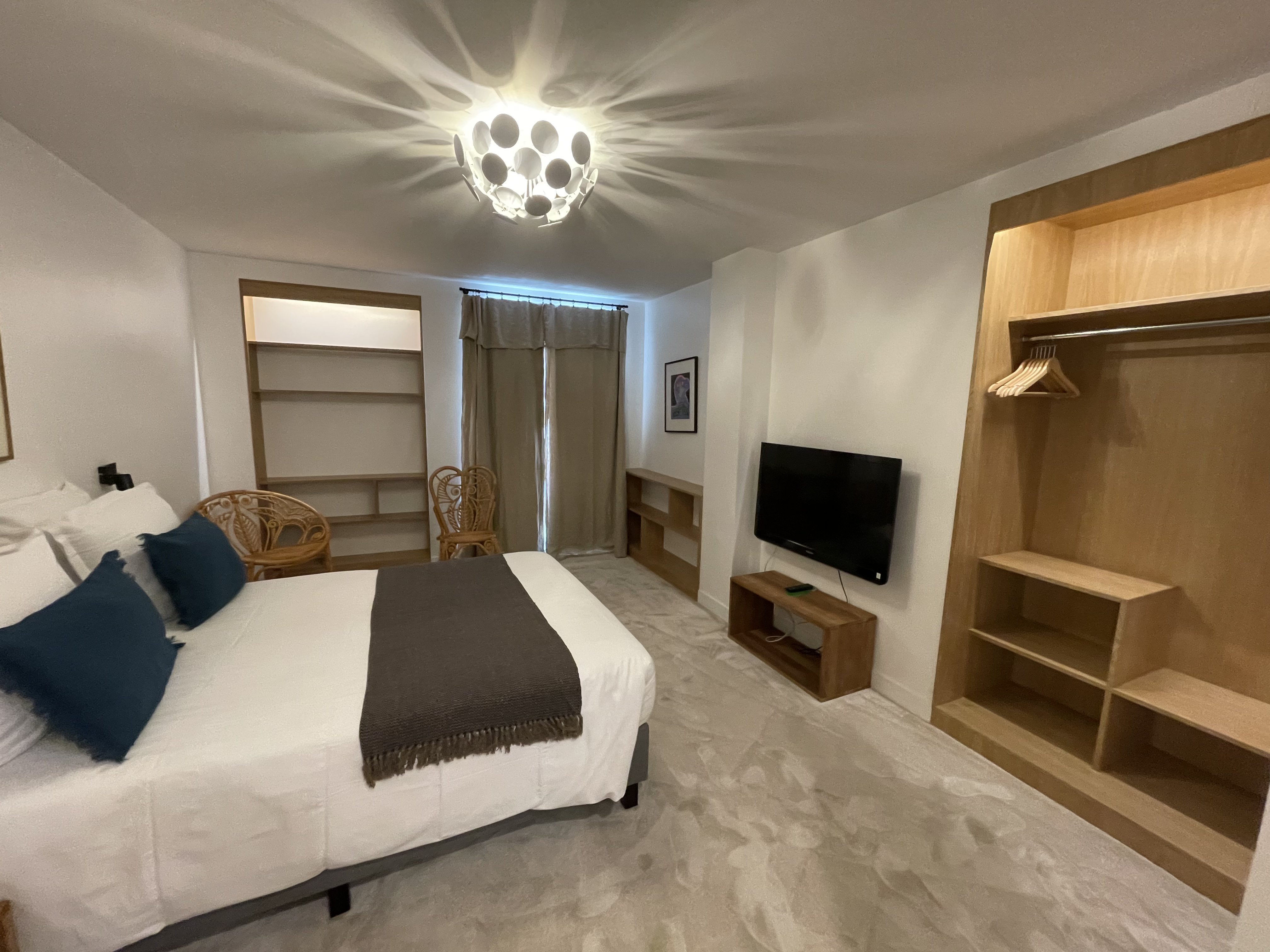 Chambre rénovée - résultat final avec finitions soignées