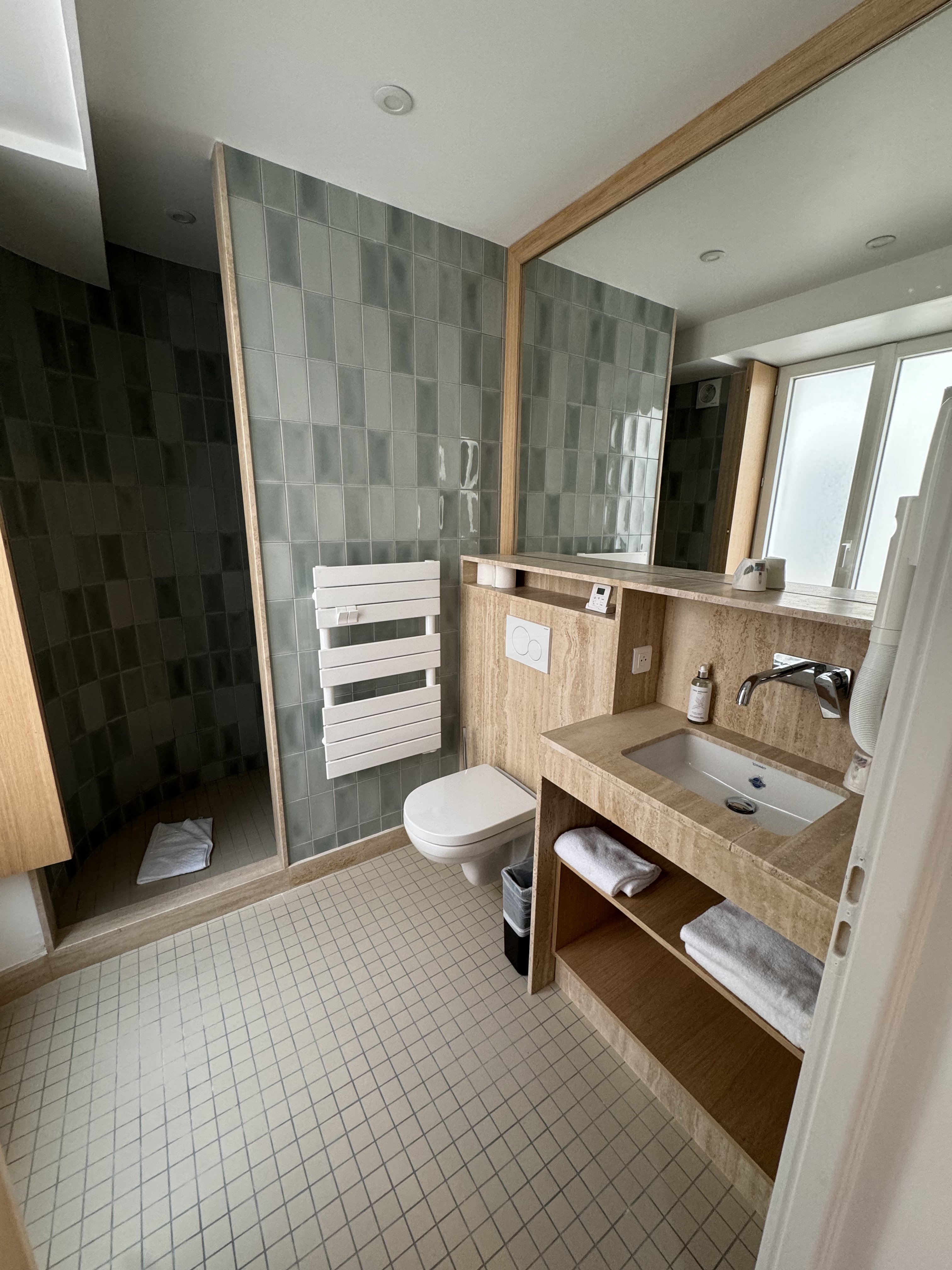 Salle de bain rénovée - résultat final lumineux