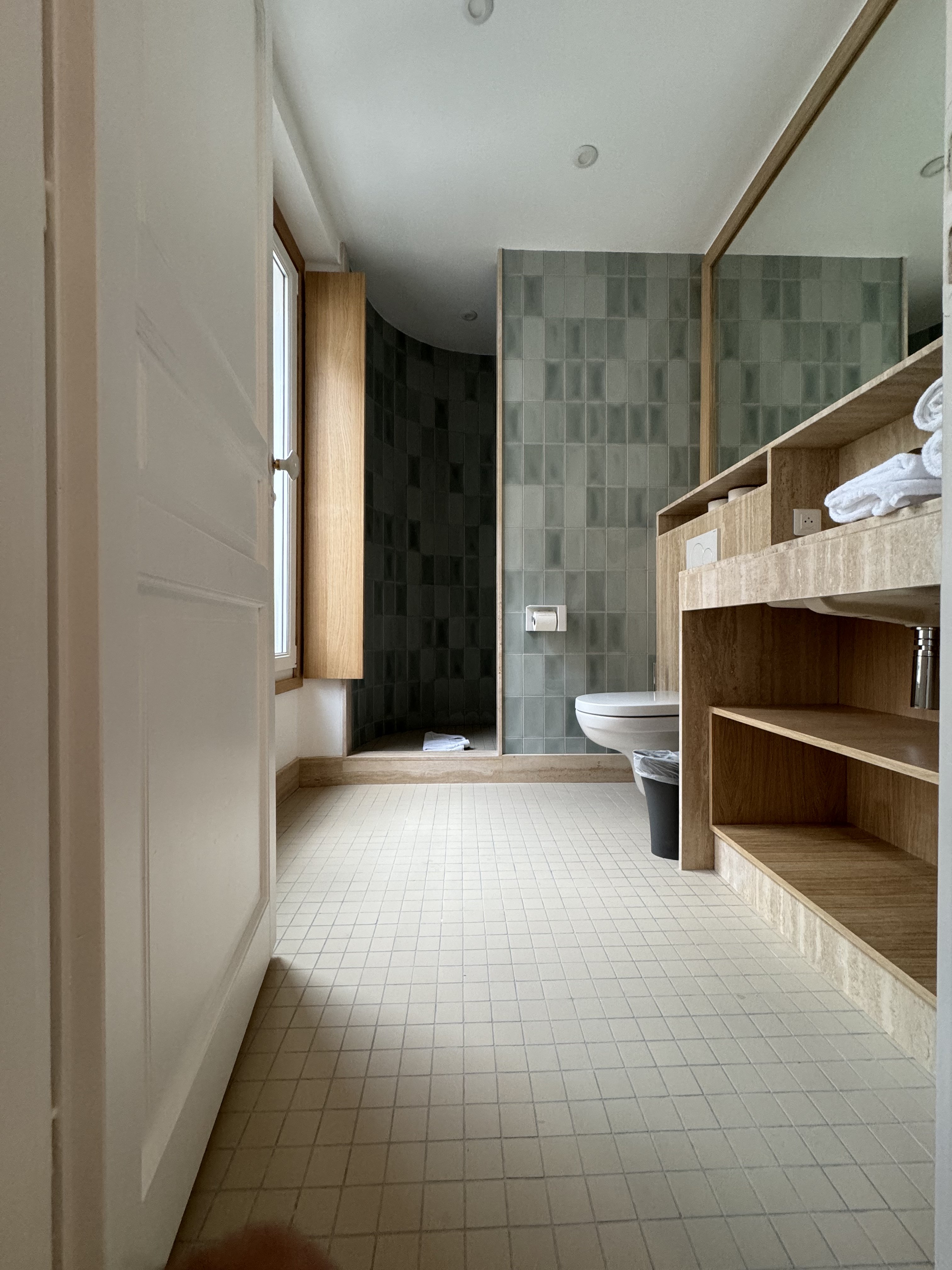 Rénovation de salle de bain - design épuré et moderne