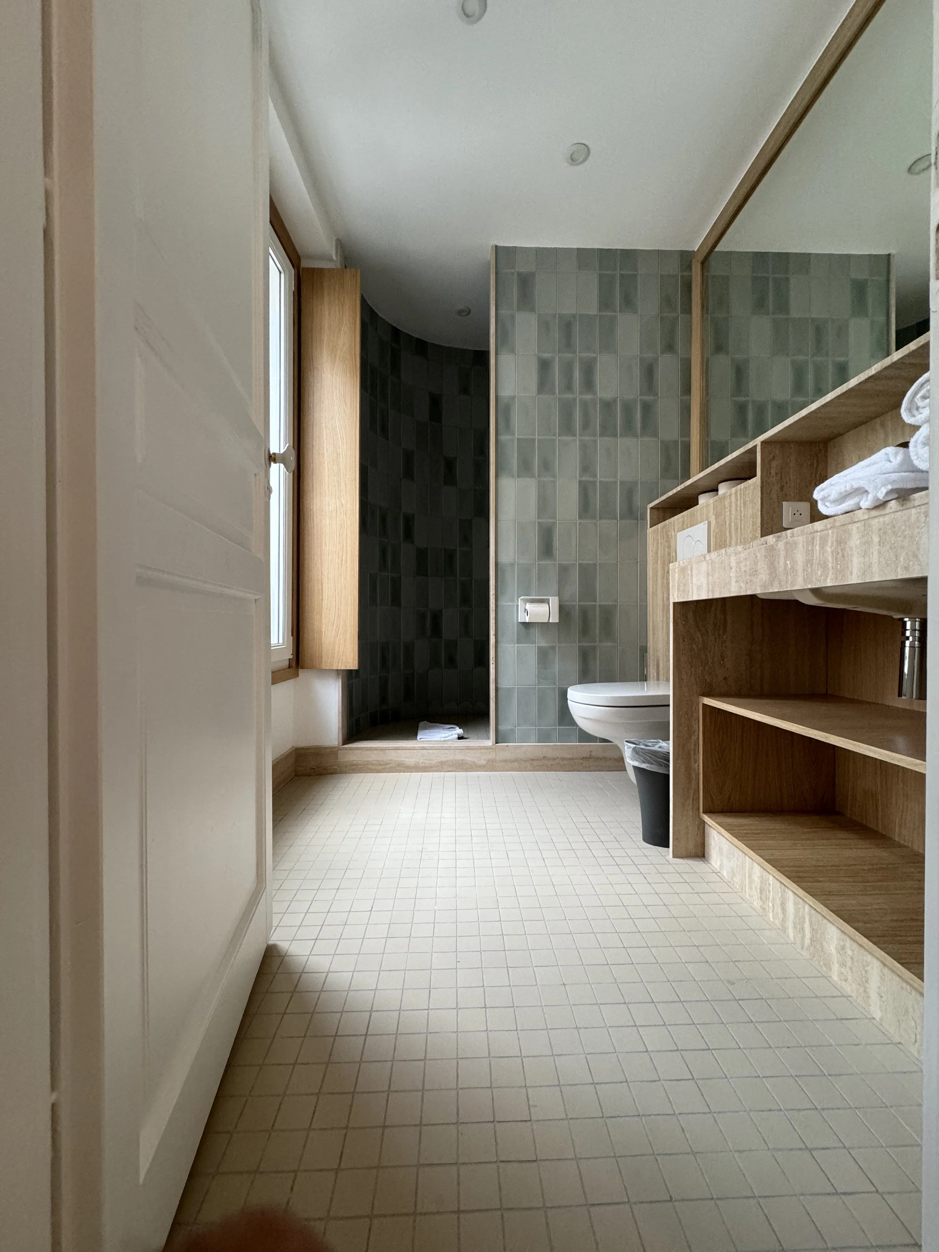 Rénovation de salle de bain - design épuré et moderne